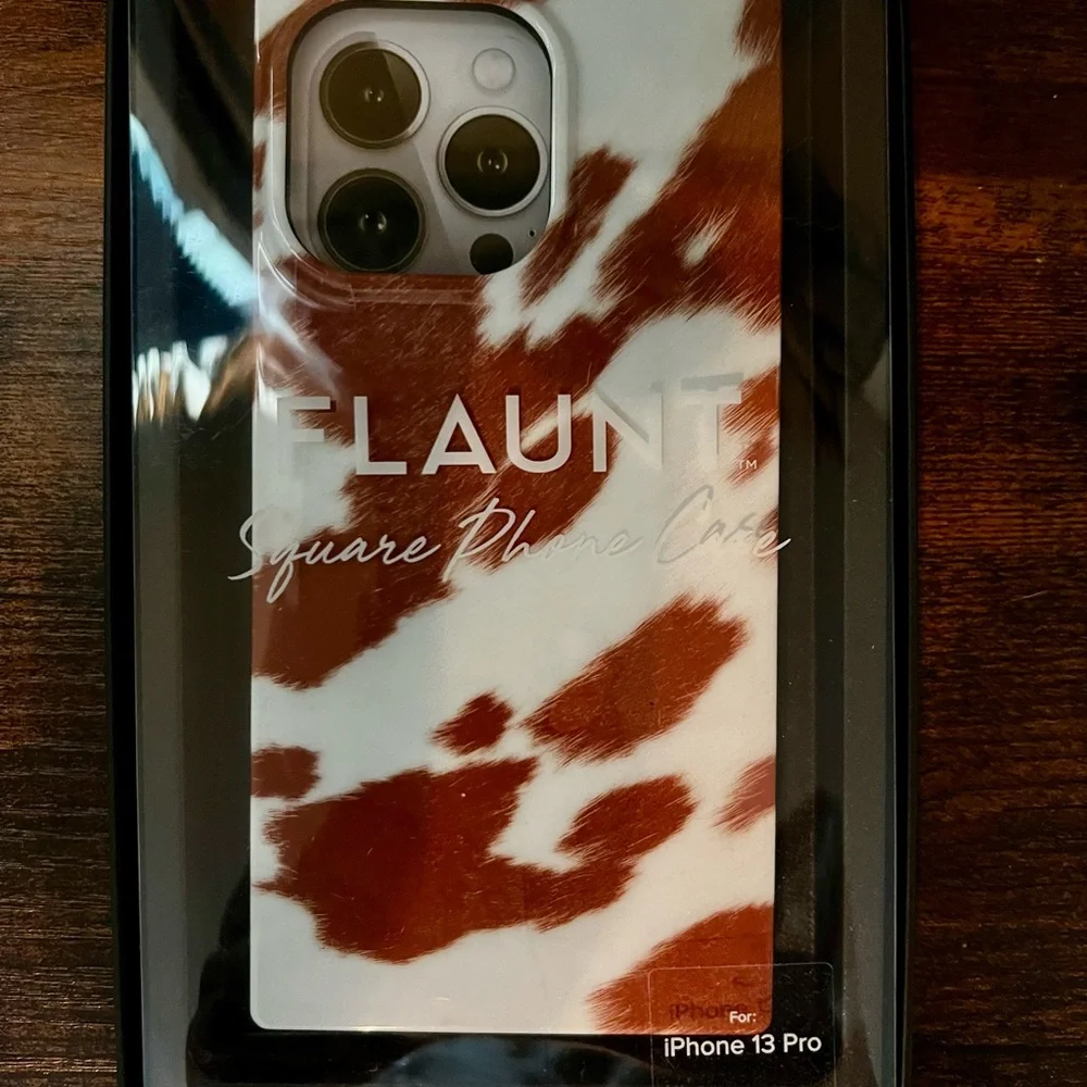 Brown and White Protective Phone Cover IPhone 13 Pro